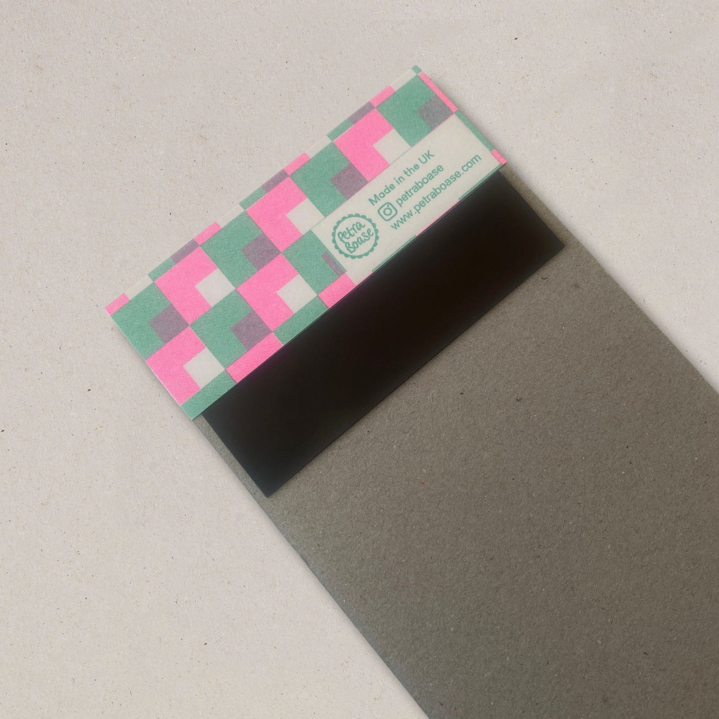 Detail of magnetic strip on reverse of the jotter pad